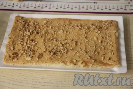 Орехи порубить ножом на небольшие кусочки. Присыпать крем орешками.&nbsp;