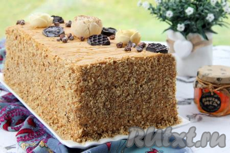 Готовый торт можно украсить шоколадными конфетками и шоколадной крошкой.&nbsp;