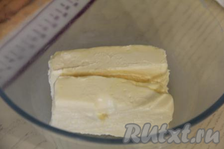 Теперь займёмся приготовлением крема для торта "Золотой ключик". Для этого в миску, в которой в дальнейшем будет удобно взбивать миксером, нужно выложить сливочное масло комнатной температуры.&nbsp;