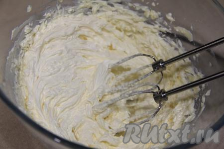 Взбить масло миксером в течение 5-7 минут (до светлого состояния).&nbsp;