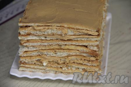 Таким образом, чередуя медовые коржи, крем и орехи, собрать весь торт "Золотой ключик".&nbsp;