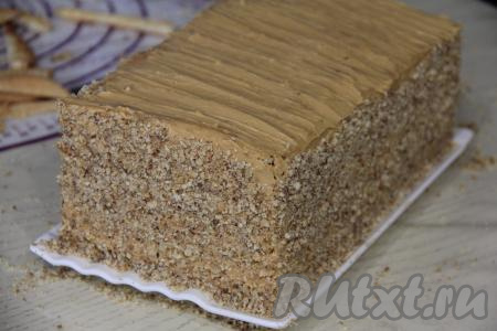 Верх и бока торта смазать кремом. Бока торта обсыпать орехами. Поставить торт в холодильник и дать ему пропитаться минимум в течение 5 часов.&nbsp;