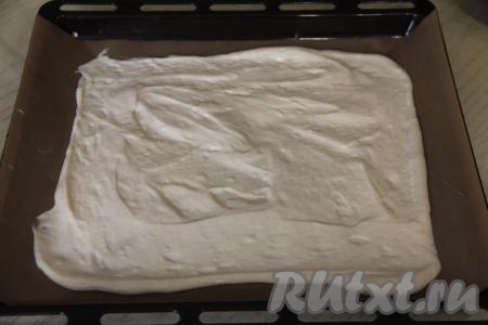 Противень (у меня противень размером 30 сантиметров на 30 сантиметров) застелить пергаментом (или тефлоновым ковриком), выложить 2 половника теста, аккуратно равномерно распределить тесто.