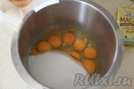 Прежде всего замесим тесто, для этого в чашу миксера нужно вбить яйца, всыпать сахар.&nbsp;