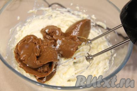 В миску со взбитым маслом добавить варёную сгущёнку.&nbsp;