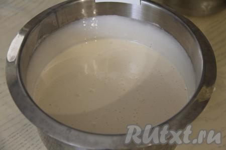 Взбить яйца с сахаром на максимальных оборотах миксера в течение 7-9 минут (яичная масса должна стать пышной и достаточно светлой).&nbsp;