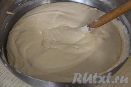 Небольшими частями добавляя оставшуюся просеянную муку и каждый раз очень хорошо вмешивая её, замесить очень воздушное, нежное тесто, напоминающее сметану средней жирности. Как только добились нужной густоты теста, значит не надо больше добавлять муку.