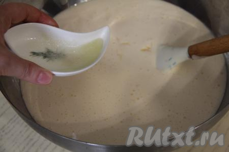 Соду погасить лимонным соком или уксусом (я погасила 1 чайной ложкой лимонного сока), влить в яично-медовую массу.