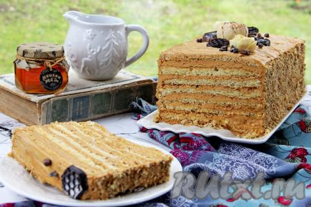 А затем нарезать на кусочки и подать к столу. Вот так достаточно просто в домашних условиях можно приготовить по этому рецепту нежный, в меру сладкий торт "Золотой ключик".&nbsp; Благодаря сочетанию медовых коржей и крема с варёной сгущёнкой торт получается очень вкусным. Его можно подать и к семейному чаепитию, и к праздничному столу.