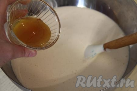 В пышную яичную массу влить мёд, перемешать силиконовой лопаткой до однородности.&nbsp;