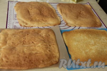 Выпекать корж в духовке, разогретой до 180 градусов, минут 10 (до лёгкого золотистого цвета). Готовый корж достать из духовки, убрать с противня. Постепенно испечь ещё 3 коржа. В итоге у меня получились 4 коржа размером 30 сантиметров на 30 сантиметров. Остудить готовые коржи.&nbsp;