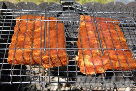 Подготовить мангал, в нём должны быть раскалённые угли с хорошим жаром. Замаринованные свиные рёбра переложить на решётку и поместить на мангал с раскалёнными углями.&nbsp;