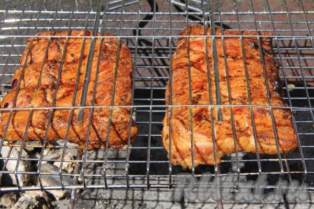 Жарить свиные рёбрышки 20 минут, часто переворачивая решётку и не допуская прямого пламени в мангале, используя только жар углей. Для того чтобы проверить готовность, нужно надрезать мясо, если выделяется прозрачный сок, без примесей крови, значит рёбра готовы.