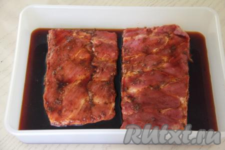 Залить свиные рёбрышки соевым соусом, накрыть крышкой и оставить мариноваться на 2-3 часа в холодильнике (можно оставить мариноваться и на ночь). За это время 2-3 раза рёбра нужно перевернуть, чтобы мясо хорошо промариновалось в соевом соусе со всех сторон. Соль я не добавляла, так как соевый соус достаточно солёный.