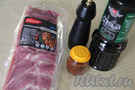 Подготовить продукты для приготовления свиных рёбрышек на решётке на мангале. Я в качестве специй использовала чёрный молотый перец и аджику, вы можете взять свои любимые специи к мясу.