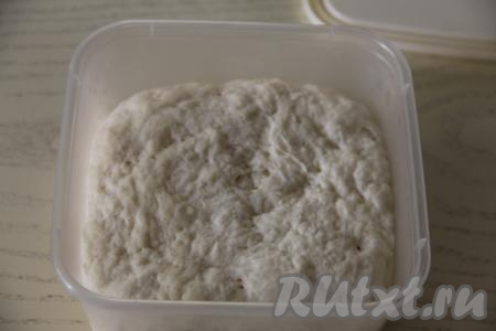 Пока тесто поднимается, нужно разморозить креветки. По истечении часа тесто хорошо поднимется, увеличившись в объёме в несколько раз.