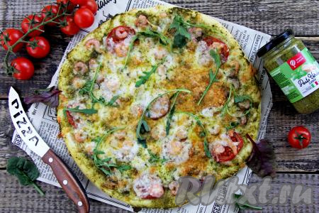 Выпекать пиццу с креветками и соусом песто в разогретой до 200 градусов духовке минут 13-15. Готовую пиццу достать из духовки и сразу подать к столу.