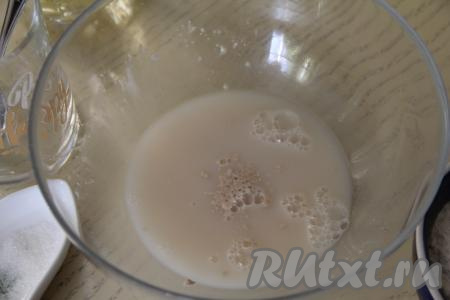 Прежде всего замесим тесто для пиццы, для этого в достаточно глубокую миску нужно всыпать сухие дрожжи, влить тёплую воду (температура воды не должна быть выше 40 градусов, иначе дрожжи погибнут), тщательно перемешать и оставить минут на 10. За это время дрожжи начнут работать и поверхность дрожжевой смеси запенится.