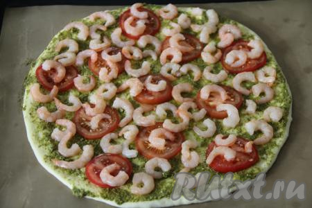 Размороженные креветки, если они не очищены, нужно очистить. Подготовленные креветки выложить на основу для пиццы.