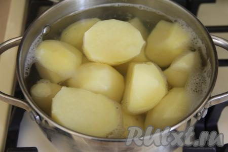 Картошку почистить, выложить в кастрюлю, залить полностью водой и поставить на огонь. Варить картофель с момента закипания минут 20-25 (до готовности) на небольшом огне. Картошка, отваренная до готовности, должна легко протыкаться ножом.