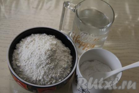 Подготовить продукты для замешивания теста для хычинов с картошкой.