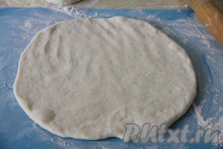 Затем раскатать лепёшку скалкой до получения ровного круга диаметром примерно 26 сантиметров. Аналогично сформировать ещё 2 лепёшки с картошкой.