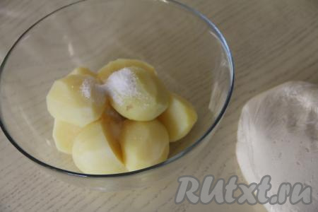 Затем слить воду, в которой варился картофель. Переложить варёную картошку в миску, добавить соль по вкусу.