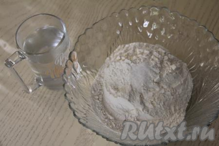 Всыпать в миску муку и 0,5 чайной ложки соли.