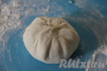 Собрать края теста в мешочек над картошкой, хорошо скрепив края теста над начинкой.