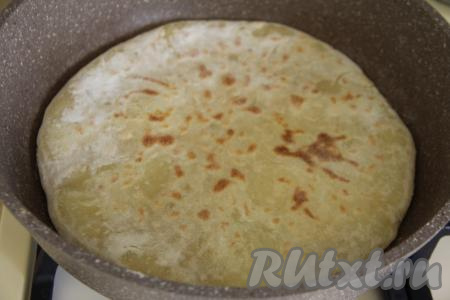 Жарить хычин с картошкой на сухой сковороде на среднем огне до лёгкого золотистого цвета с двух сторон (минут по 5 с каждой стороны).