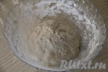 Сначала перемешивать тесто ложкой, а затем продолжить замес руками. Вымесить тесто до гладкого состояния. Оно будет слегка липнуть к рукам. Оставить тесто в миске (или переложить в пакет) и дать ему "отдохнуть" в течение времени, пока будет отвариваться картошка.