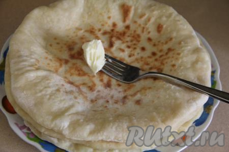 Горячий хычин переложить со сковороды на тарелку, смазать кусочком сливочного масла.