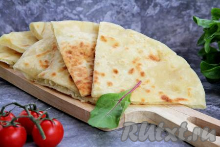 Нежные, вкусные хычины с начинкой из картошки нарезать на части и подать к столу, дополнив любимым соусом. Эти лепёшки, замешанные на воде и жаренные на сковороде, всегда вносят приятное разнообразие в меню!