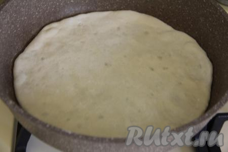 Разогреть сухую сковороду (смазывать сковородку маслом не нужно). Выложить лепёшку.