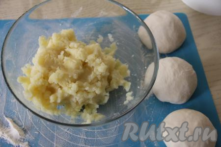 Размять картошку толкушкой до получения однородного пюре, дать остыть. Тесто разделить на 3 равные части. Скатать шарик из каждой части теста.