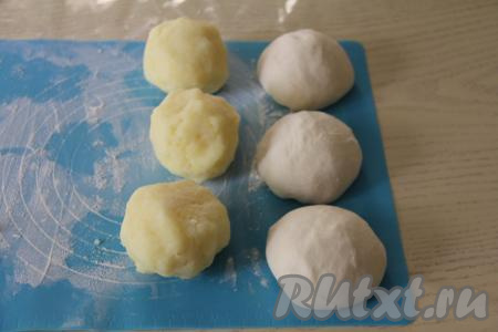 Разделить картофельную начинку на 3 равные части, сформировав шарики.