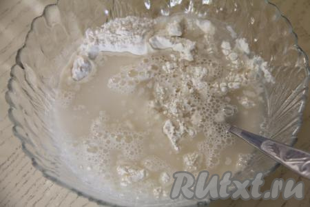 Сюда же влить тёплую воду (температура воды примерно 36 градусов).