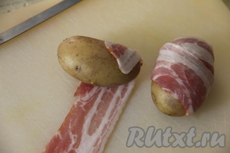 Обернуть каждую картошину в полоску бекона, накладывая бекон внахлёст.&nbsp;