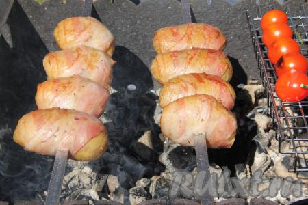 Жарить картошку на мангале минут 10-12 (до золотистого цвета бекона), достаточно часто переворачивая шампуры.&nbsp;