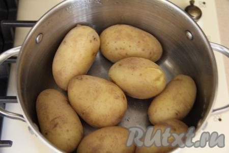 Для приготовления этого блюда лучше взять картофель одинакового размера. Картошку, не очищая от кожуры, тщательно вымыть. Картофель нужно выложить в кастрюлю, залить полностью водой и отварить до готовности (ориентировочно в течение минут 20 с момента закипания воды, картошины должны легко прокалываться зубочисткой, но при этом хорошо держать форму). Картошка будет в дальнейшем запекаться в беконе, если картофель не отваривать, тогда бекон просто сгорит за время, пока картошины запекутся до готовности.