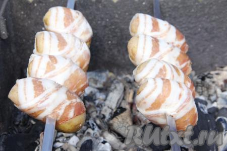 Выложить шампуры с картошкой на мангал с подготовленными углями.&nbsp;