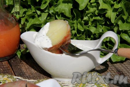 Картошка получилась вкусной, аппетитной, ароматной, её можно подать и в качестве самостоятельного блюда, и в качестве гарнира к шашлыку.