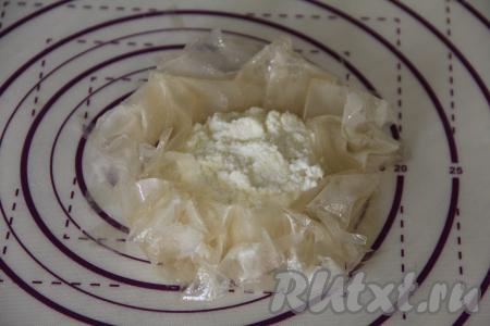 Собрать все края теста фило ближе к начинке, как на фото, получатся бортики ватрушки.&nbsp;