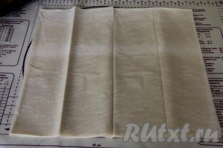 Тесто фило разложить на рабочей поверхности