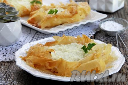 Готовую выпечку достать из духовки, слегка остудить, переложить на тарелку и можно подавать к столу. Сочетание приятно похрустывающего теста фило и нежной начинки из творога делает эти ватрушки очень вкусными! 