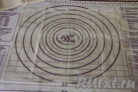 Выложить вначале один лист теста на силиконовый коврик. С помощью кисточки хорошо смазать тесто маслом. Тесто фило любит масло, поэтому не нужно его жалеть. Я смазывала тесто растительным маслом, но можно смазать и растопленным сливочным маслом.