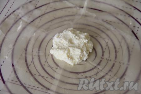 Творожную начинку разделить на 4 равных части. Выложить одну часть начинки в центр листа теста, смазанного маслом.