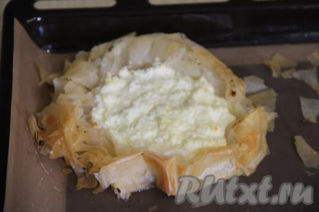 Выпекать ватрушки в разогретой до 200 градусов духовке минут 20 (до золотистого цвета теста фило).