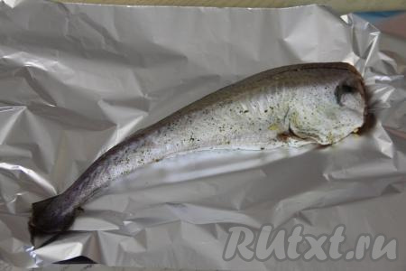 Посолить минтая по вкусу внутри и снаружи, можно присыпать чёрным молотым перцем (или любыми другими вашими любимыми специями для рыбы).&nbsp;