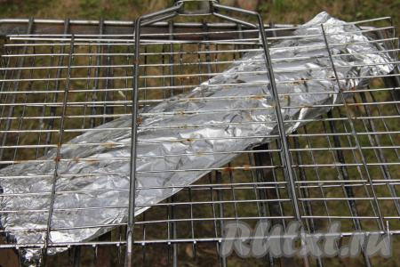 Завернуть минтая в 1-2 листа фольги. Подвернуть фольгу со всех сторон, чтобы минтай был закрыт в фольге со всех сторон. Подготовить мангал, в нём должны быть раскалённые седые угли, прямого огня быть не должно. Выложить минтая в фольге на решётку, поместить на подготовленный мангал. Жарить рыбу, часто переворачивая решётку, 20 минут.&nbsp;